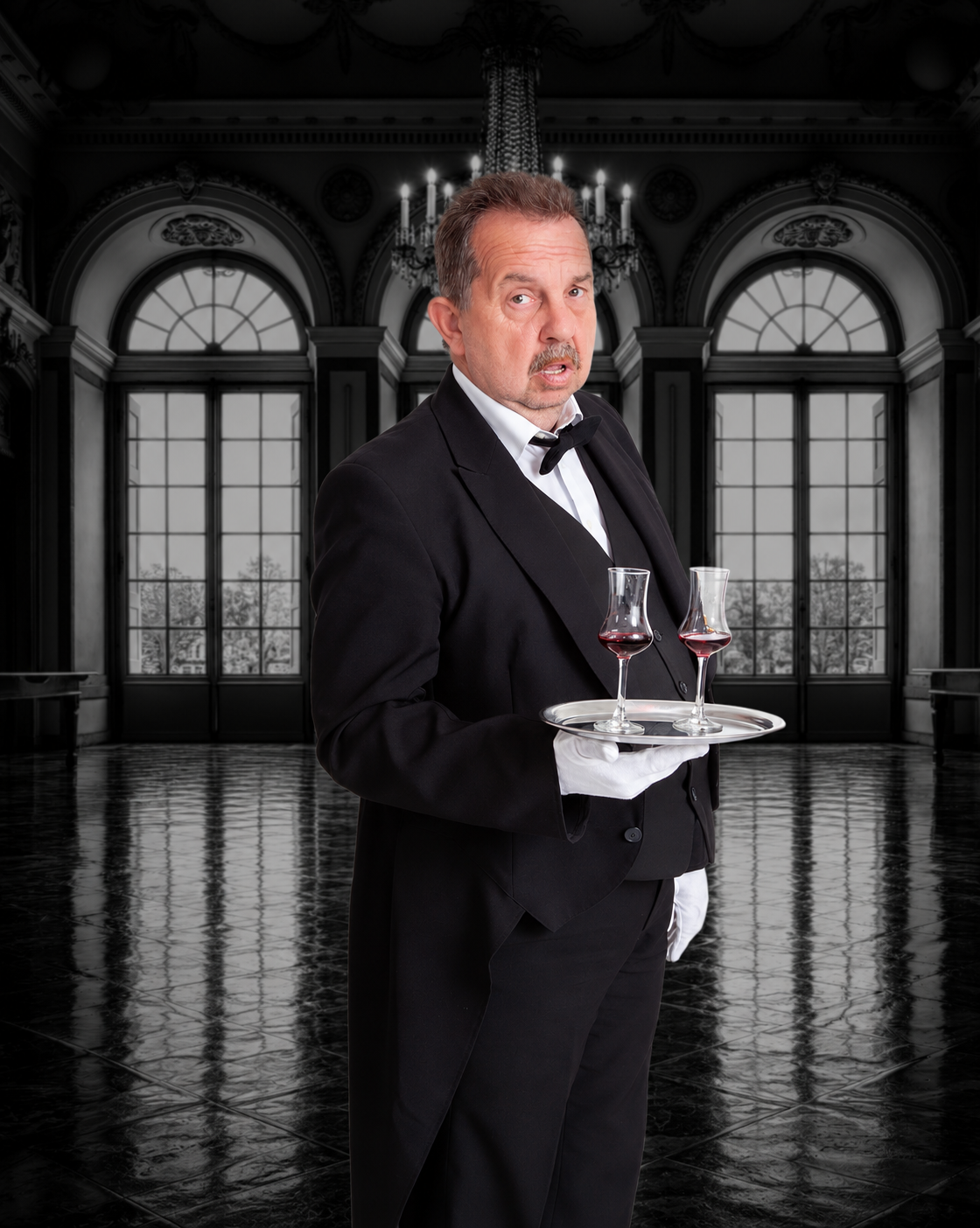 Thomas Hauser als Butler Martin mit Tablett in Dinner for One auf Wienerisch